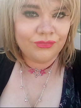 Curvy chick is having sex