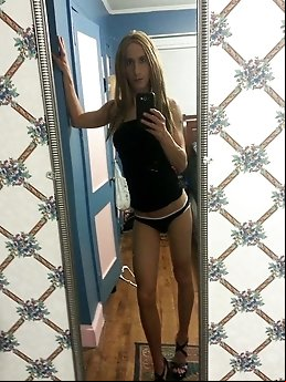 T-girl harlot is getting pleasure on picture