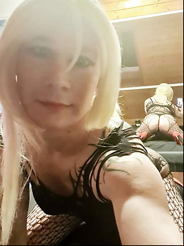 Dissolute shemale prostitute enjoys nudism so much